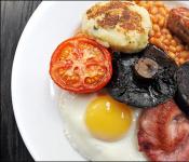 Z čoho pozostávajú anglické raňajky?